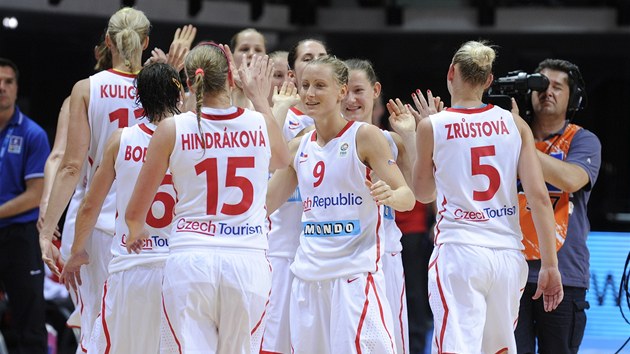 Radost eskch basketbalistek po vhe nad Chorvatskem.