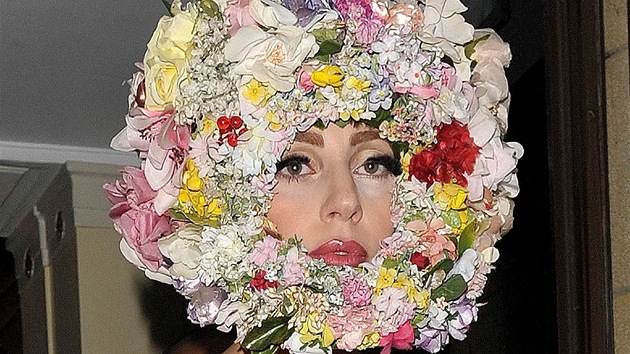 Lady Gaga rda balancuje na hranici a jet radji ji posouv. Dkazem je i tato kvtinov helma, se kterou pila na londnskou pehldku klobounka Philipa Treacyho.