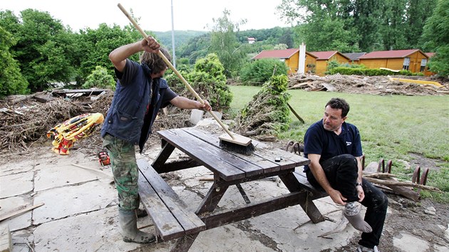 Rozvodnn Berounka za sebou v Zadn Tebani zanechala mimo jin znien kemp.