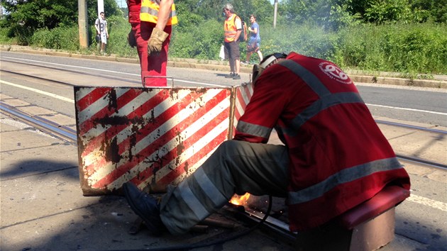 Oprava praskl tramvajov koleje u zastvky Hluboepy v Praze.