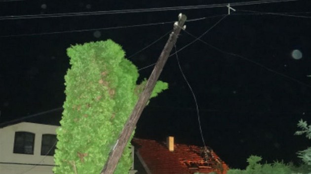 Siln vtr v Krnov trhal stechy  a vyvracel stromy i sloupy s elektrickmi drty. Meteorologov budou na mst zjiovat, jestli nelo o torndo.
