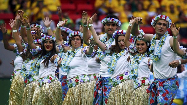 Tahiti, ostrovn zemiku lec v Ocenii, reprezentuj na Pohru FIFA nejen nezkuen fotbalist, ale tak polynsk tanen a hudebn rytmy. Momentka ze zahajovacho ceremonilu turnaje.