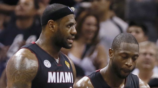 TO NEVYPAD DOBE. Basketbalist Miami ve finle NBA. Zleva LeBron James a Dwyane Wade.