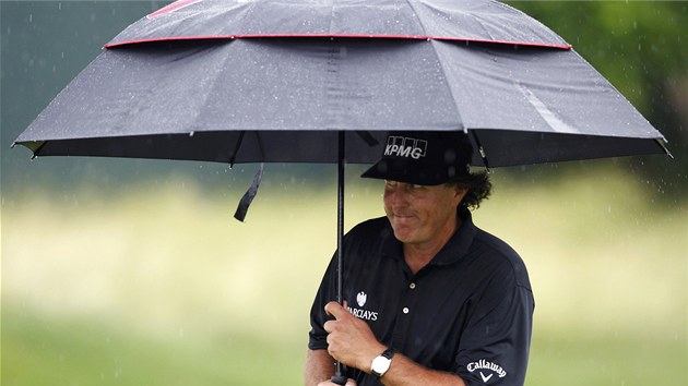 Phil Mickelson se na US Open ukrv pod detnkem.