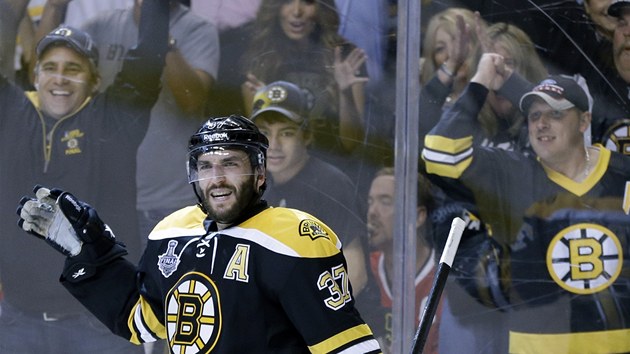 DOKONÁNO. Patrice Bergeron z Bostonu uzavel skóre tetího finále Stanley Cupu