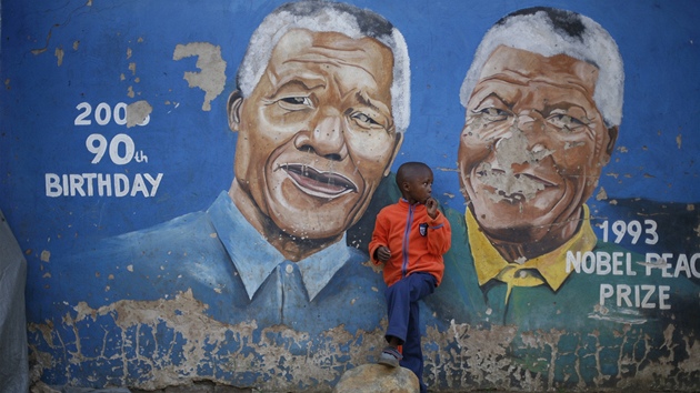 Dte stoj ped kresbou na jednom z dom v Sowetu v Johannesburgu. 