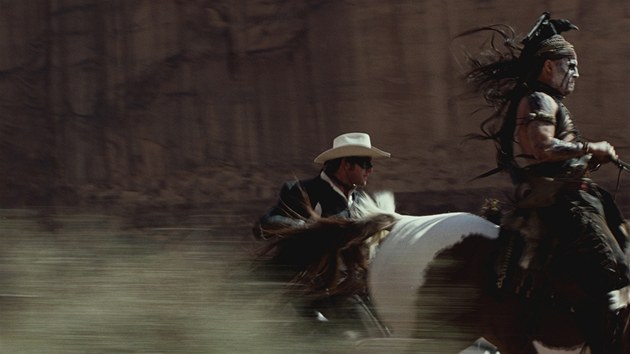 Johnny Depp ve filmu Osaml jezdec.