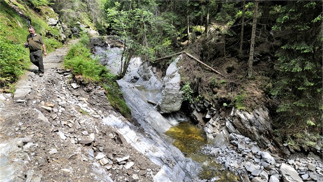 Na snmku je ernohorsk potok v Tsnm dole v Krkonoch, prohnala se tudy povode.