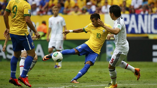 PESN HALFVOLEJ. Neymar posl brazilskou reprezentaci krsnou stelou do veden nad Japonskem.