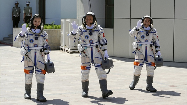 Trojice nskch kosmonaut ped letem lod en-ou-10 (Zleva Wang Ja-pching, Nie Chaj-eng a ang Siao-kuang)