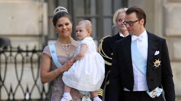 vdsk princezna Victoria, jej dcera Estelle a manel Daniel na svatb jej sestry Madeleine (8. ervna 2013)