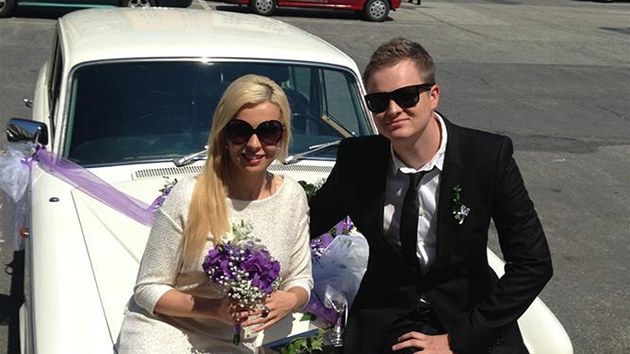Kateina Kristelov a Kamil "Kazma" Bartoek se pochlubili, e se vzali. (15. ervna 2013)