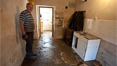Jiří Kozel po opadnutí vody vyhodil gauč i plovoucí podlahu. Jiří Kozel po opadnutí vody vyhodil gauč i plovoucí podlahu.