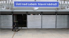 Z vytopené odbavovací haly hlavního vlakového nádraí v Ústí nad Labem