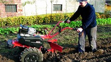 Pro větší zahradní práce je vhodné zvolit víceúčelový stroj. Pro větší zahradní práce je vhodné zvolit víceúčelový stroj.