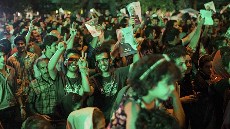 Píznivci Hasana Rúháního slaví v ulicích Teheránu jeho zvolení prezidentem....