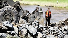 Vojáci navážejí suť, aby zahradili plavební kanál u Císařského ostrova v Praze Vojáci navážejí suť, aby zahradili plavební kanál u Císařského ostrova v Praze