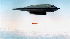 Na nedatovaném snímku odhazuje bombardér B-2 bombu typu B61. 22 kusů této Na nedatovaném snímku odhazuje bombardér B-2 bombu typu B61. 22 kusů této
