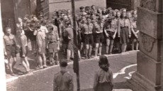Poválené skautské stedisko Blesk ped svou klubovnou (1945)