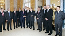 Vladimir Putin si na snímku z roku 2005 při setkání s Robertem Kraftem. Vladimir Putin si na snímku z roku 2005 při setkání s Robertem Kraftem.