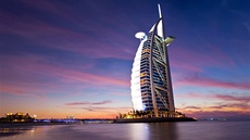 Stavba hotelu Burdž al-Arab stála 650 milionů dolarů a trvala pět let. Stavba hotelu Burdž al-Arab stála 650 milionů dolarů a trvala pět let.