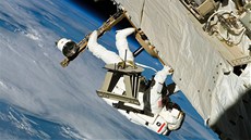 Americký astronaut Jeffrey Williams u mezinárodní stanice ISS. Americký astronaut Jeffrey Williams u mezinárodní stanice ISS.