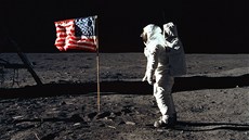 Astronaut Buzz Aldrin pi misi Apollo 11 (20. ervence 1969)