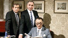 JISTĚ, PANE MINISTŘE. Nigel Hawthorne jako Sir Humphrey Appleby (uprostřed) JISTĚ, PANE MINISTŘE. Nigel Hawthorne jako Sir Humphrey Appleby (uprostřed)