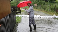 Lukáš Hrivňák prochází kolem domu své babičky v Žimrovicích na Opavsku. Lukáš Hrivňák prochází kolem domu své babičky v Žimrovicích na Opavsku.