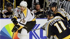 U PUKU. Jaromír Jágr v dresu Pittsburghu. Zde v roce 2000 v utkání s Nashvillem. U PUKU. Jaromír Jágr v dresu Pittsburghu. Zde v roce 2000 v utkání s Nashvillem.