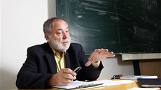 Bývalý ředitel gymnázia Josef Kubát chce změnit výuku matematiky. Bývalý ředitel gymnázia Josef Kubát chce změnit výuku matematiky.