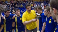 Trenér Andrej Titkov udluje pokyny, házenkái Zlína naslouchají. 