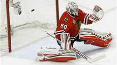 KAPITULOVAL. Branká Chicaga Corey Crawford práv inkasoval. 