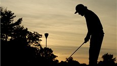 ZA SOUMRAKU. Phil Mickelson na golfovém US Open. ZA SOUMRAKU. Phil Mickelson na golfovém US Open.