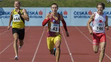 Pavel Maslák na eském mistrovství v Táboe v bhu na 200 metr, vpravo Jan