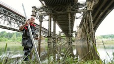 Specialista na konstrukce mostů Josef Hlavnička kontroluje pilíře mostu na Specialista na konstrukce mostů Josef Hlavnička kontroluje pilíře mostu na