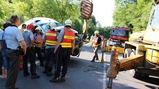 Dodávku u erpací stanice v Kolinci idi nezabrzdil runí brzdou a auto sjelo pes silnici do potoka. Na zadním sedadle byla ena s díttem. Vyvázly bez zranní.