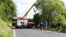 Dodávku u erpací stanice v Kolinci idi nezabrzdil runí brzdou a auto sjelo pes silnici do potoka. Na zadním sedadle byla ena s díttem. Vyvázly bez zranní.