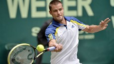 Rus Michael Junyj ve finálovém duelu s Rogerem Federerem na turnaji v Halle.