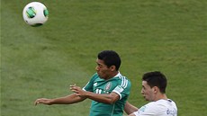 Hlavikový souboj v podání mexického fotbalisty Javiera Aquina (vlevo) a Itala