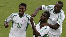Nigerijec Uwa Echiejile (uprosted) se raduje se spoluhrái z gólu v duelu s