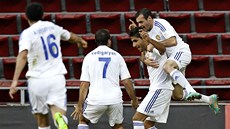 Arméntí fotbalisté se radují z gólu Arase Özbilize (druhý zprava).