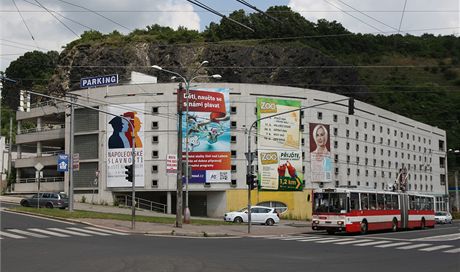 Nevýhodou garáí pod Mariánskou skálou je, e ji od centra msta dlí