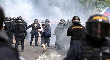 Extremisté se pokusili v Duchcov prolomit policejní kordon, chtli se dostat...