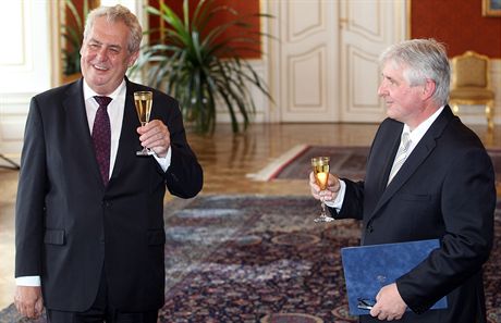 Nový premiér Jií Rusnok a prezident Milo Zeman (25. ervna 2013)