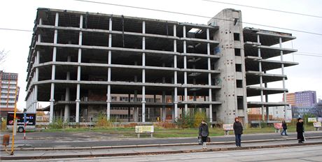 Skelet rozestavné budovy v Ostrav hyzdil ticet let irí centrum Ostravy.