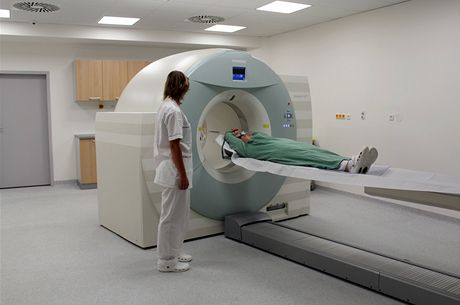 Jedním z pístroj v novojiínské nemocnici je napíklad diagnostický PET/CT.