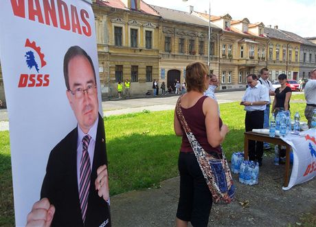 Píznivci dlnické strany v Duchcov. Na snímku pedseda DSSS Tomá Vandas (22....