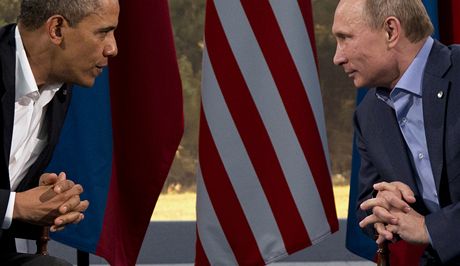 Barack Obama a Vladimir Putin na schzce G8 v Severním Irsku