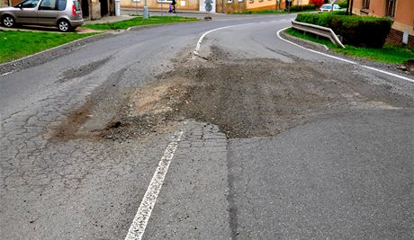 Na stedoeských silnicích hlásili idii za poslední ti roky nejvtí poet výmol.